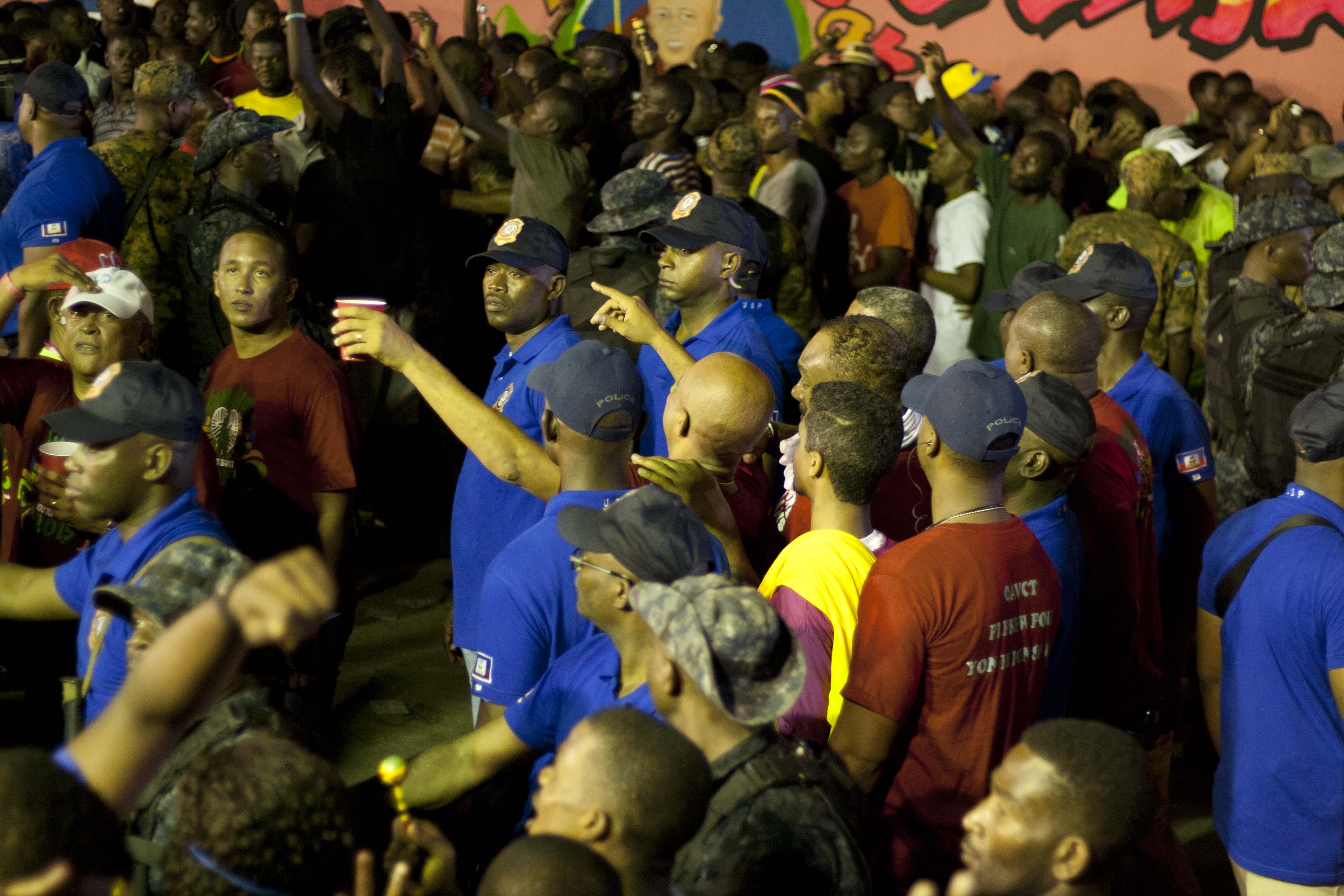 Michel Martelly, Président de la République d'Haïti, profite des festivités sous garde rapprochée.