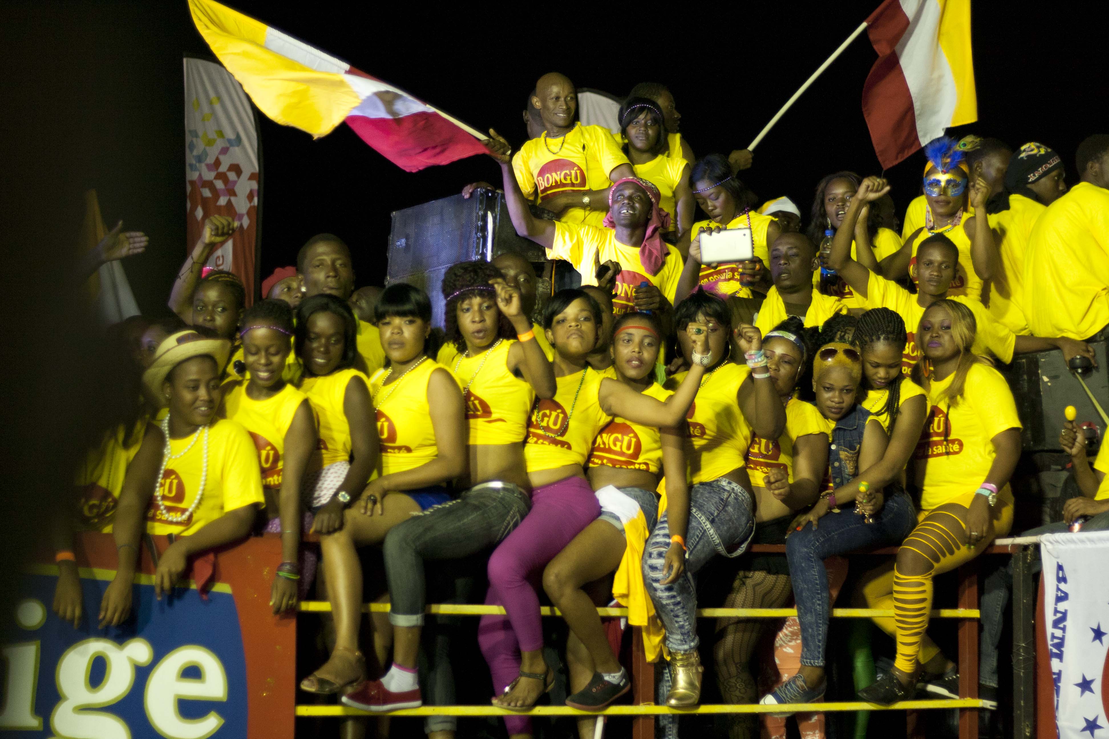 Fanatik au sommet du char de Carimi.